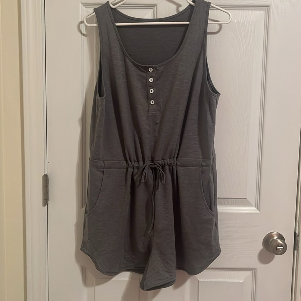 Newffr is Women’s Button Down Sleeveless Jumpsuit Rompers Playsuit with Pockets